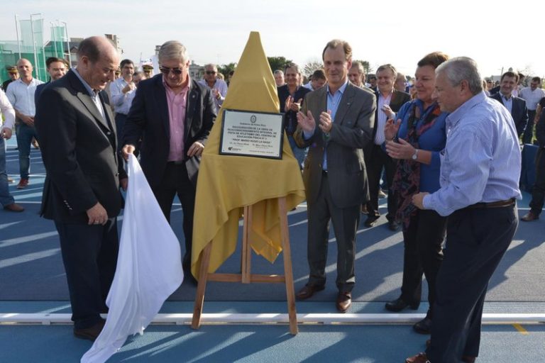 Bordet inauguró una pista de atletismo de última generación en Concepción del Uruguay