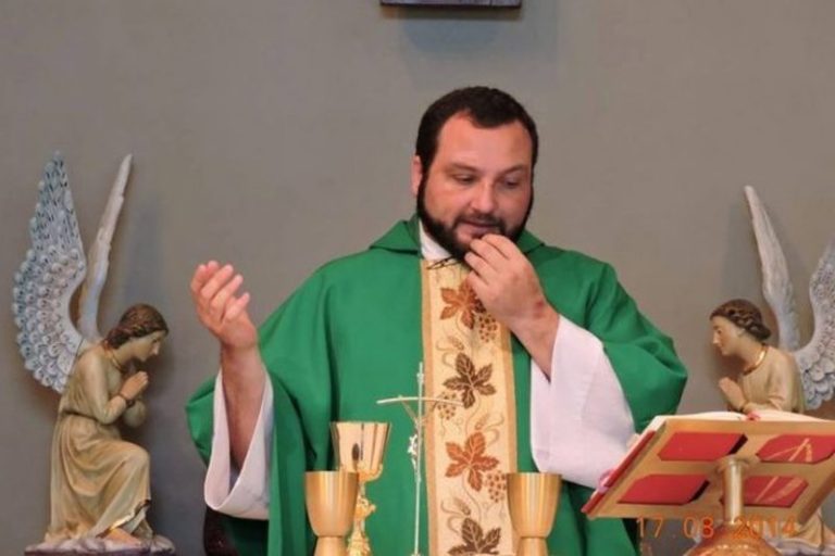 Investigan al cura Alfredo Nicola en el marco del juicio contra Escobar Gaviria