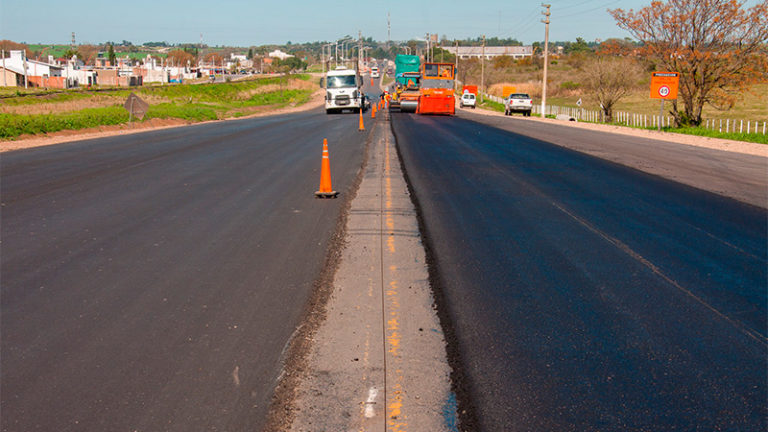 Ruta 11: una mujer chocó un tacho de señalización y cayó al pavimento