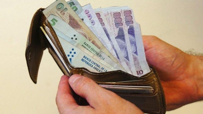 Argentina es el único país de la región donde bajó el salario mínimo