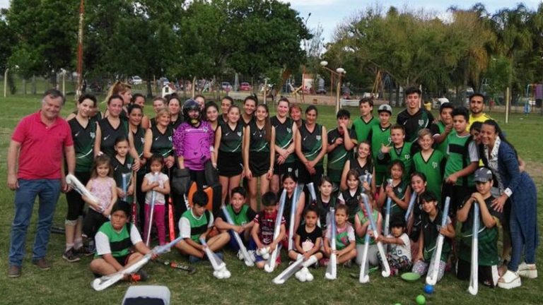 El gobierno provincial entregó material deportivo a Hockey Oro Verde