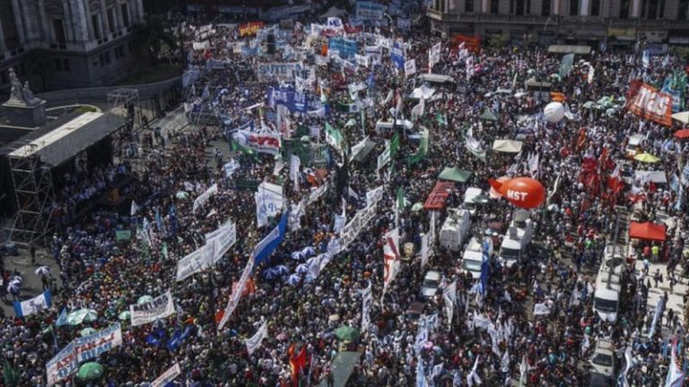 Masiva marcha contra la reforma laboral, previsional y tributaria