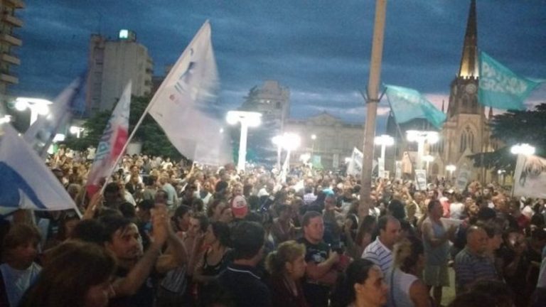 Pueblada en Azul contra de los despidos en Fabricaciones Militares