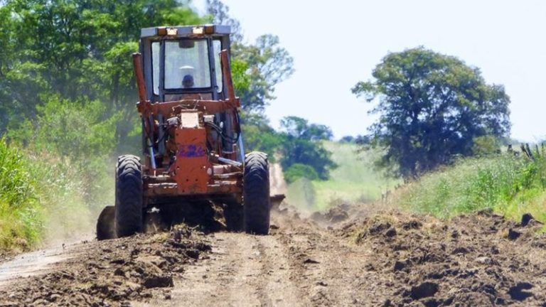Vialidad aprovecha el buen clima para trabajar en caminos rurales