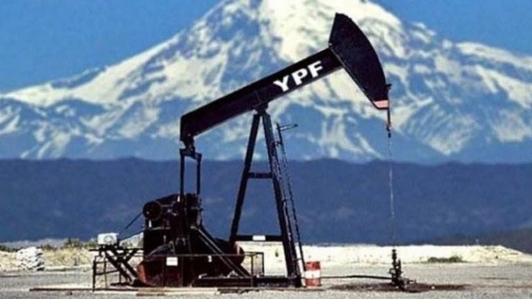 El macrismo avanza con centenares de despidos en YPF
