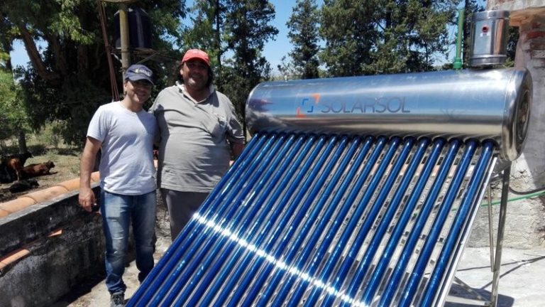 Entregaron termotanques solares a vecinos de áreas rurales