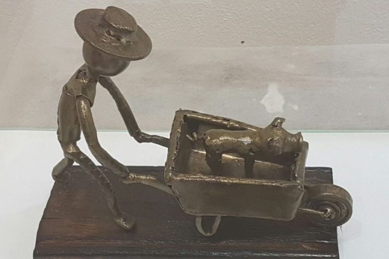 Muestra de pequeñas esculturas de hierro y metal en el Museo Conrado Hasenauer