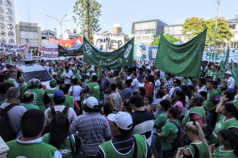 Trabajadores estatales marcharon a Casa de Gobierno en Entre Ríos