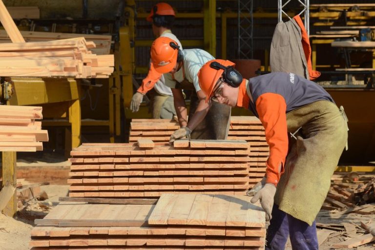 Se gestionan asistencias para trabajadores rurales y de pymes