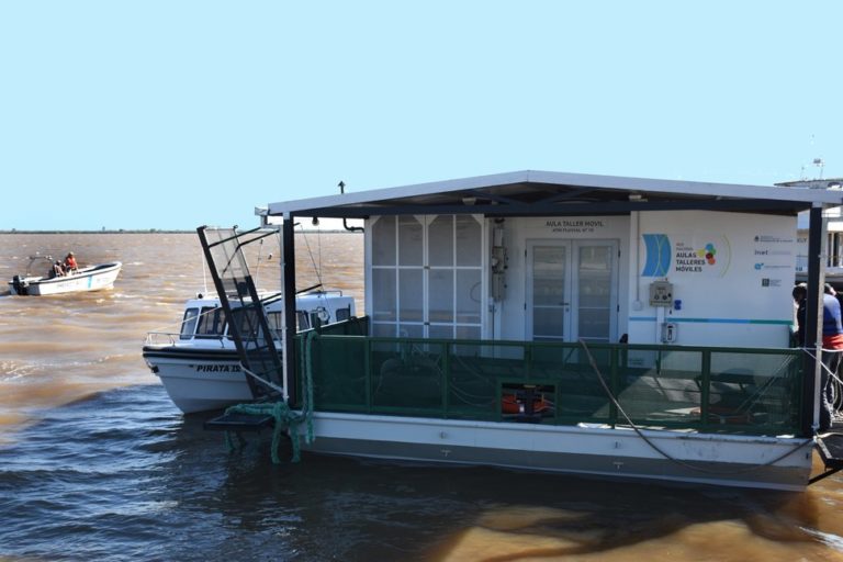 La primer Aula Taller Móvil Flotante de la Argentina ya está en el sur entrerriano