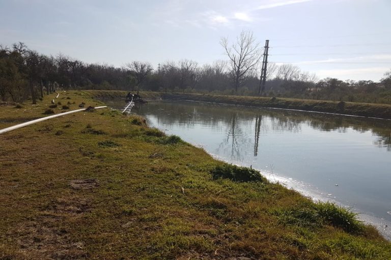 Trabajan en el mantenimiento a las lagunas de tratamiento de efluentes