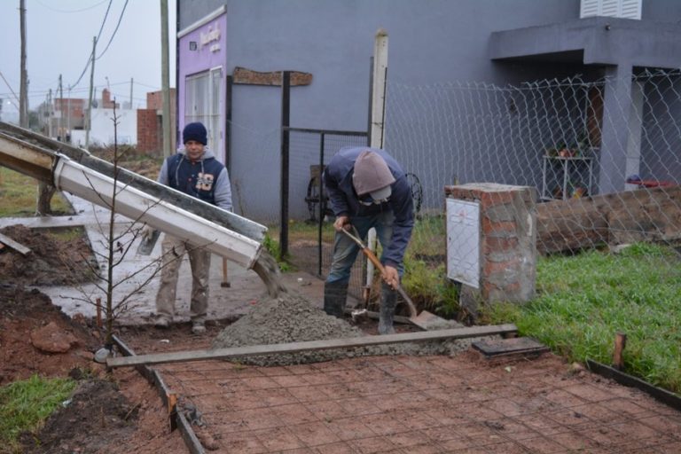 Continúan con las obras de construcción de veredas