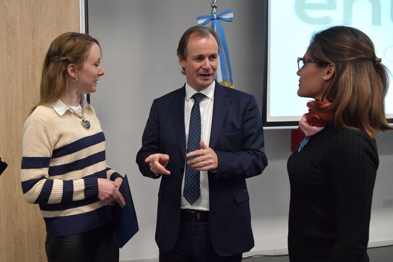 La biblioteca de Oro Verde recibió aporte de la Provincia