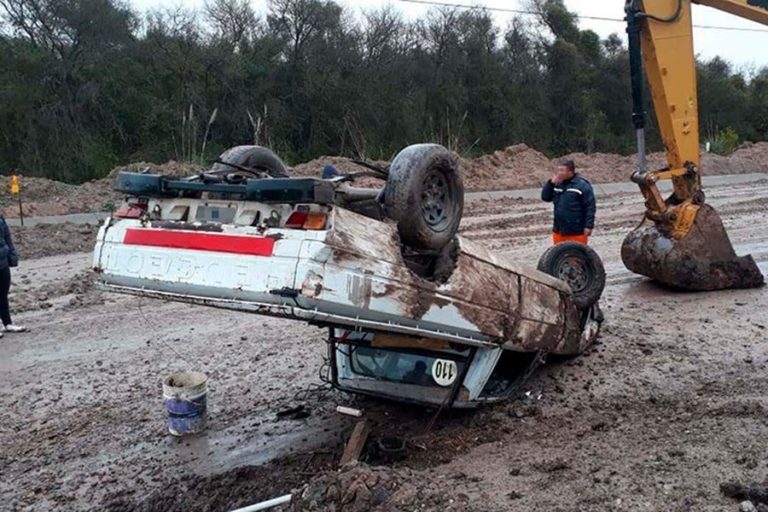 Vuelco de una camioneta en Av. Los cisnes