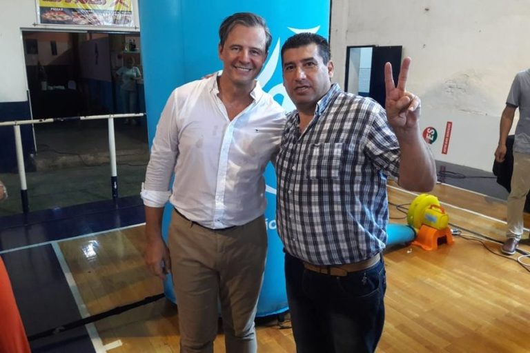 Bahl y Marcelo Ortiz juntos en la entrega de aportes a los clubes
