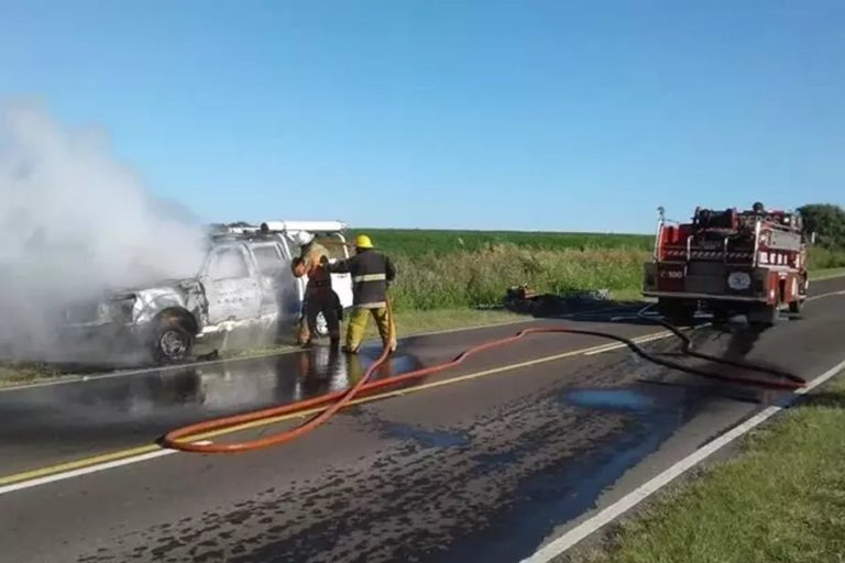 Un camioneta sufrió un incendio en Ruta 11