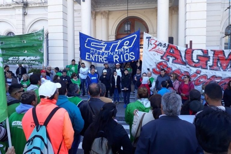 Paro nacional: La Multisectorial marchó hasta Casa de Gobierno