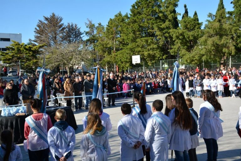 Estudiantes juraron la bandera en su día