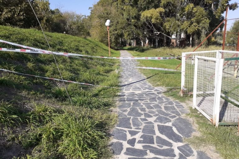 La senda hacia la Escuela Alberdi no forma parte de los circuitos de esparcimiento en Oro Verde