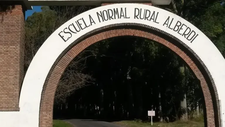 Abrazo a la Escuela Alberdi, la comunidad educativa exige respuestas