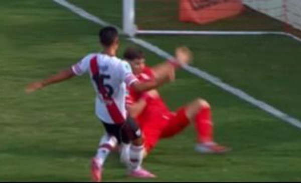 VAR no anuló un insólito gol con la mano en River vs. Barracas: Polémica en la Copa de la Liga