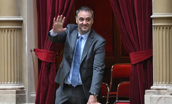 Manuel Adorni asume como nuevo director de YPF en representación del Estado Nacional