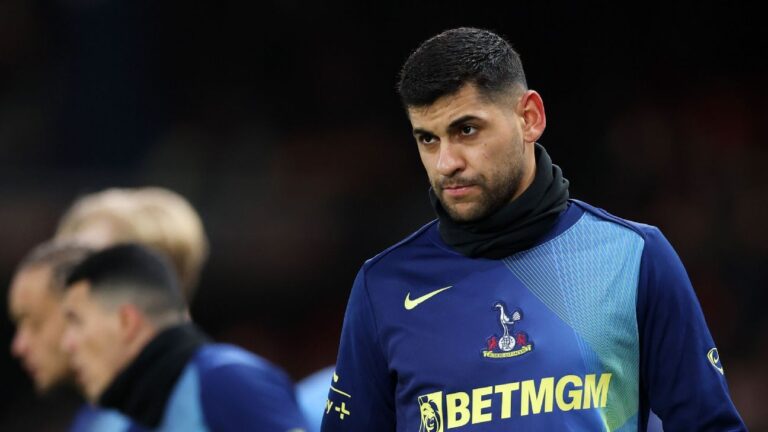 Cristian Romero mantiene la capitanía en Tottenham pese a las críticas