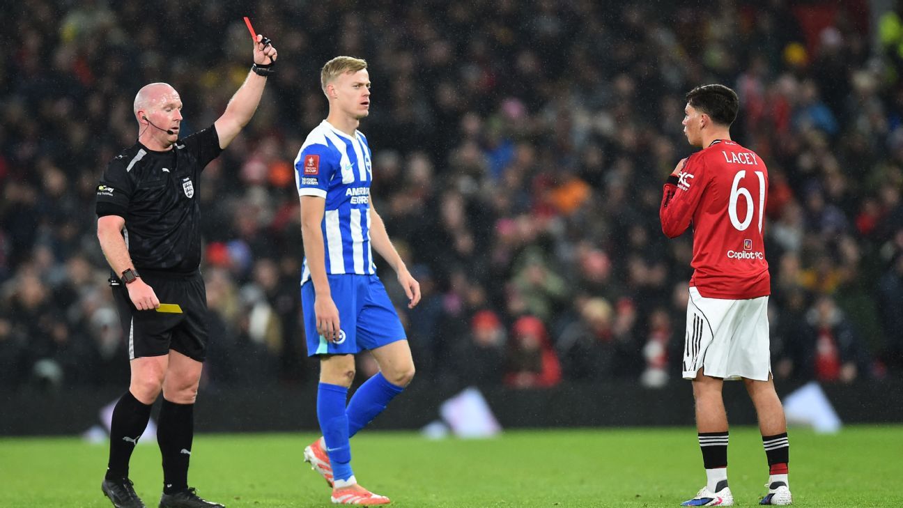 Manchester United pierde a Lacey por doble amarilla en dos minutos: expulsión fulminante