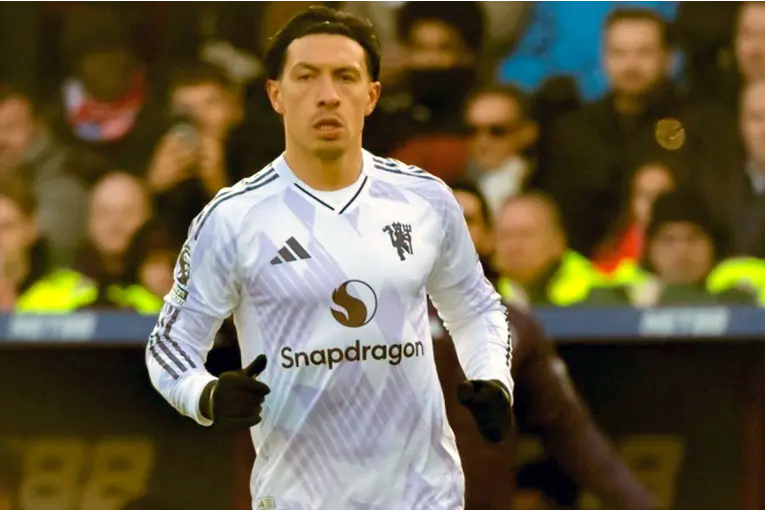 Lisandro Martínez y Paul Scholes: Imagen de Archivo y Comparación