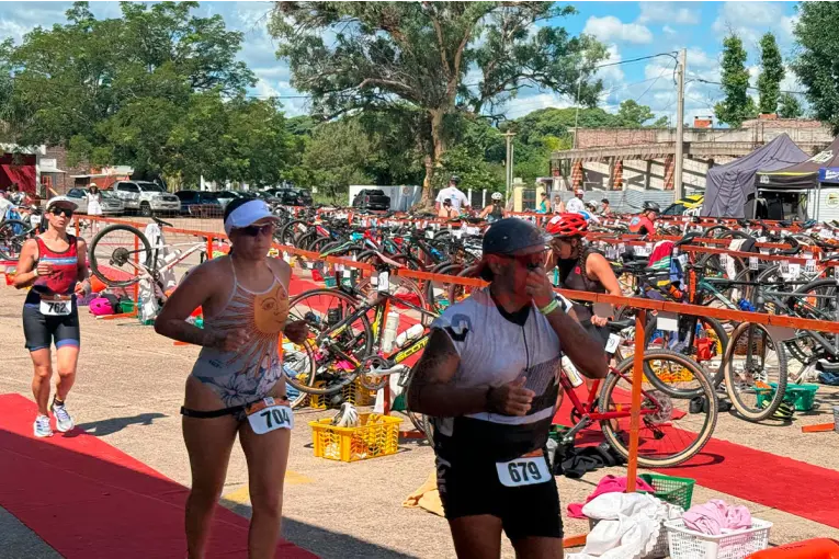 Participantes listos para la salida con sus bicicletas esperando
