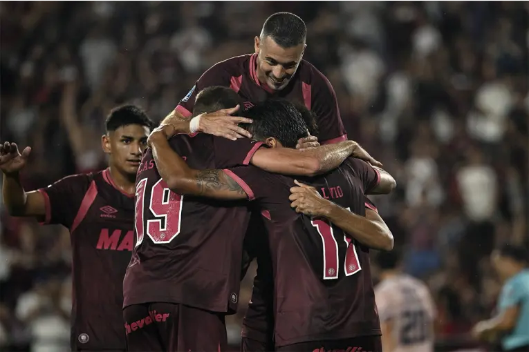 Lanús vence a Unión y se afianza en la cima de la Zona A
