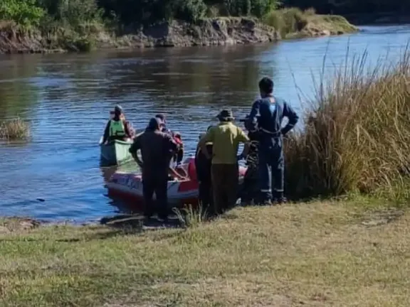 "Hallan a uno de los desaparecidos en el río Gualeguay y buscan al segundo"