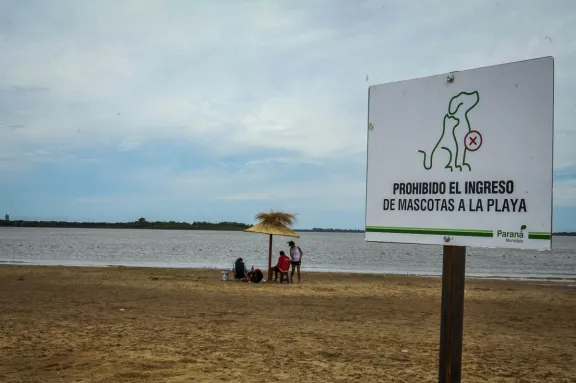 Prohiben el ingreso de mascotas al balneario Thompson de Paraná
