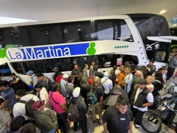 Trabajadores Frutícolas Inician su Viaje Estacional al Sur: Migración Laboral