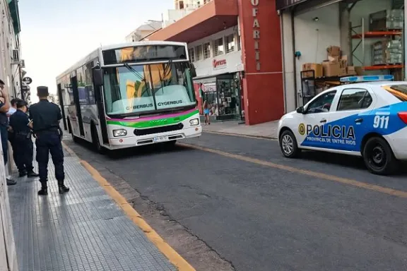 Fallece un pasajero de 77 años tras caer de un colectivo en Paraná