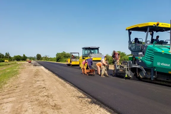 Concesionaria y Aseguradora Deberán Indemnizar por Accidente en Banquina Defectuosa