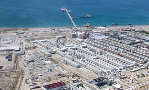 Milei reduce aranceles de importación y afecta a industrias como Fate y Aluar