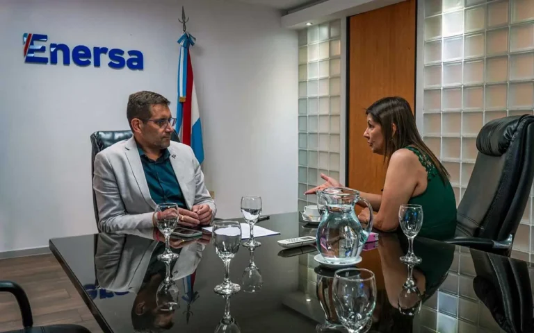 Enersa entrega luminarias LED al municipio de Ubajay para mejorar la eficiencia energética