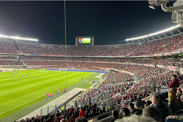 Prohibición de alcohol en estadios de fútbol: Normativa y razones