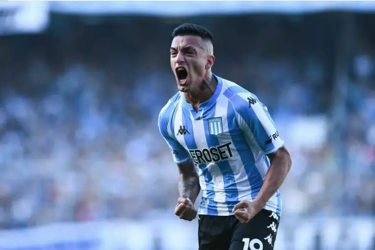 Exfutbolista en la calle: vende su anillo de campeón por falta de club