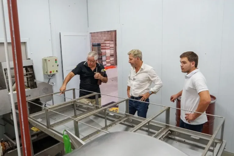 Frigerio visitó la fábrica de miel en Concepción del Uruguay