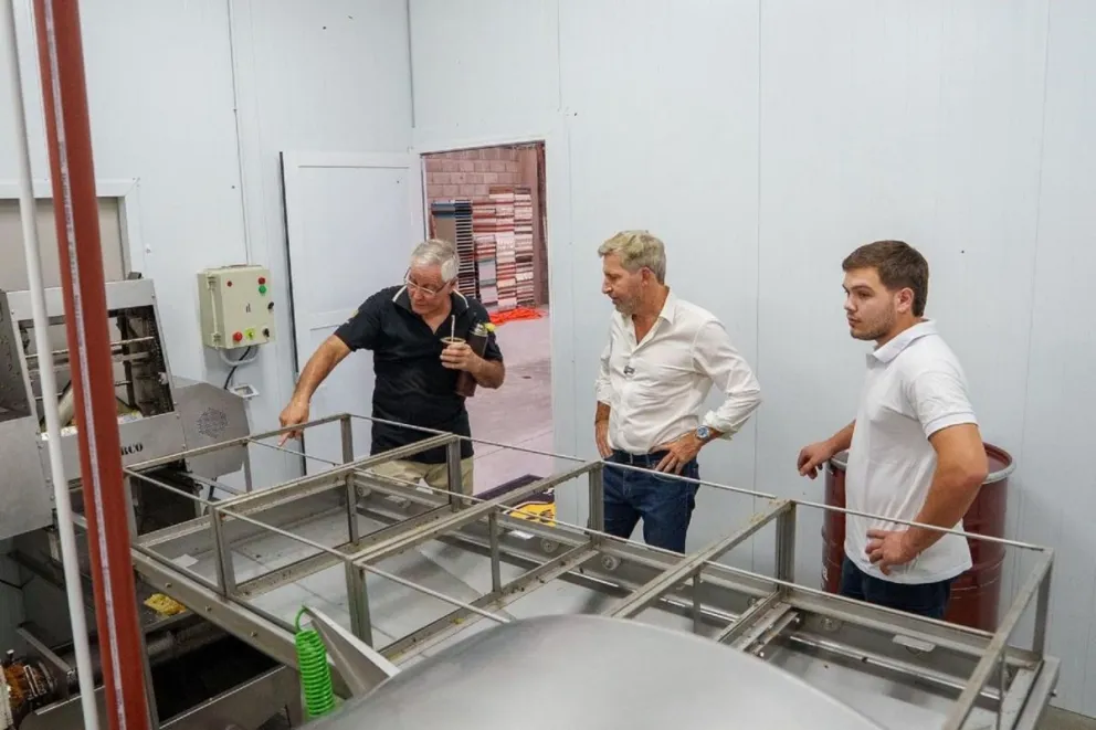 Frigerio visitó la fábrica de miel en Concepción del Uruguay