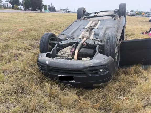 Accidente en el Acceso Sur de Gualeguaychú: cuatro personas con heridas leves tras volcar