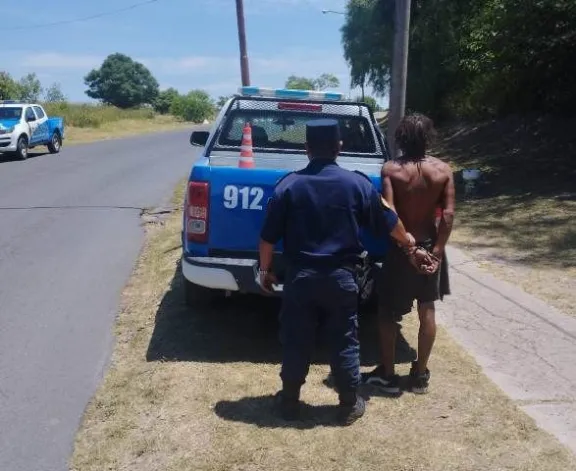 Vecinos atrapan a ladrón que intentaba escapar por una ventana en Paraná