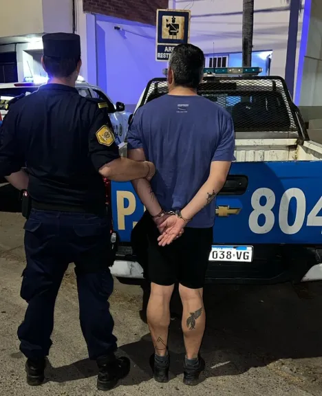 Detenido por agredir a vecinos y amenazar a agentes de policía