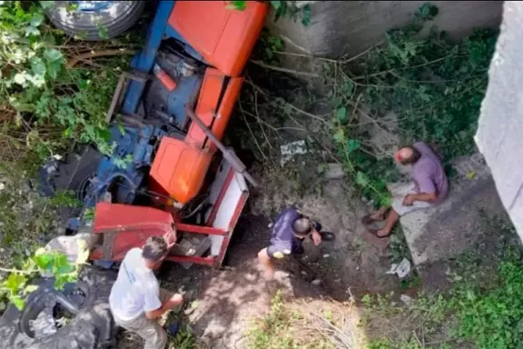 Tractor se Desploma de un Puente en la Ruta 12: Accidente y Consecuencias