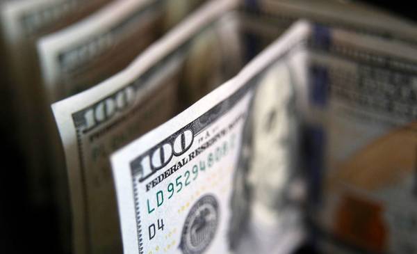 El dólar oficial bajó 10 pesos y cerró a $1.390 en la cotización