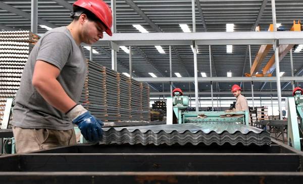 La industria argentina registra su peor caída desde la pandemia y supera la crisis de 2009