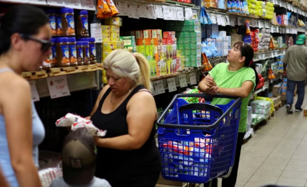 Más de la mitad de los hogares argentinos se endeuda para cubrir gastos básicos
