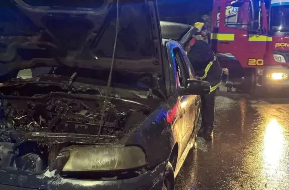 Auto en llamas circula por las calles de Paraná: Impactantes imágenes